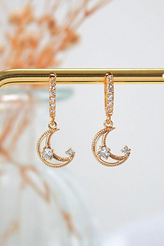Boucles d'oreilles créoles lune en zircone cubique 24 carats
