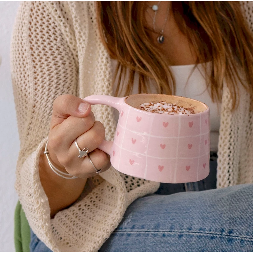 Taza Mary – Taza de Cerámica Hecha a Mano con Corazones y Cuadros 400ml