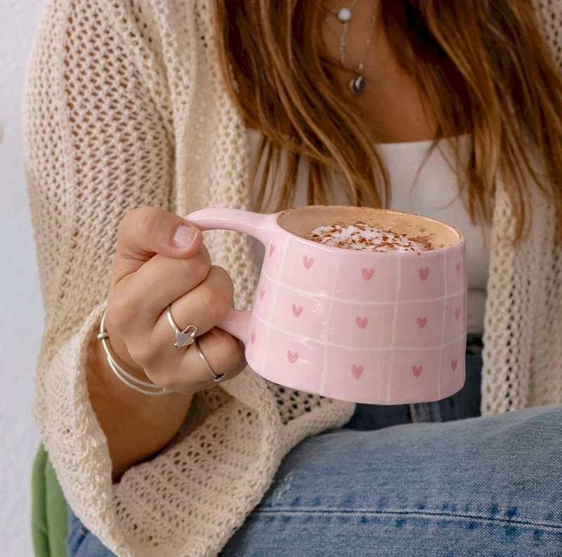 Mary Mug – Tasse en céramique faite à la main avec cœurs et carreaux 400 ml