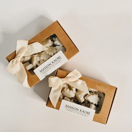  Scented Christmas tree-shaped fondants in a limited edition gift box. Made of natural ingredients, these fondants come in a variety of festive shapes and scents including cookie, gingerbread, and barley sugar.