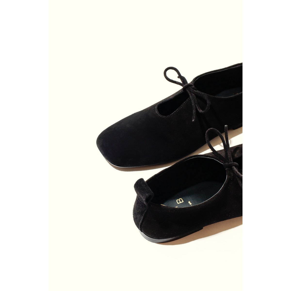 KATY BLACK – Ballerinas aus weichem Leder mit Schnürung vorne