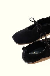KATY BLACK – Ballerinas aus weichem Leder mit Schnürung vorne