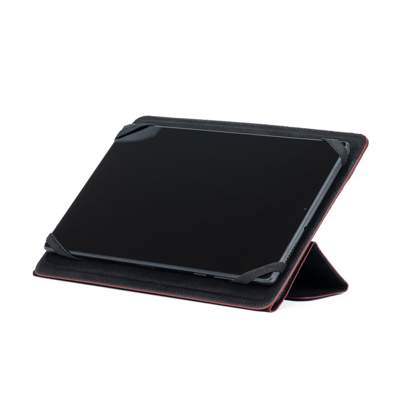 K0033AB | Étui pour tablette Cuir véritable, pleine fleur, grain dollar. Col. Noir avec bords rouges. Fermeture par patte contrastée. Dimensions : 19,5 x 25,2 x 1 cm Conditionnement : sachet Tnt