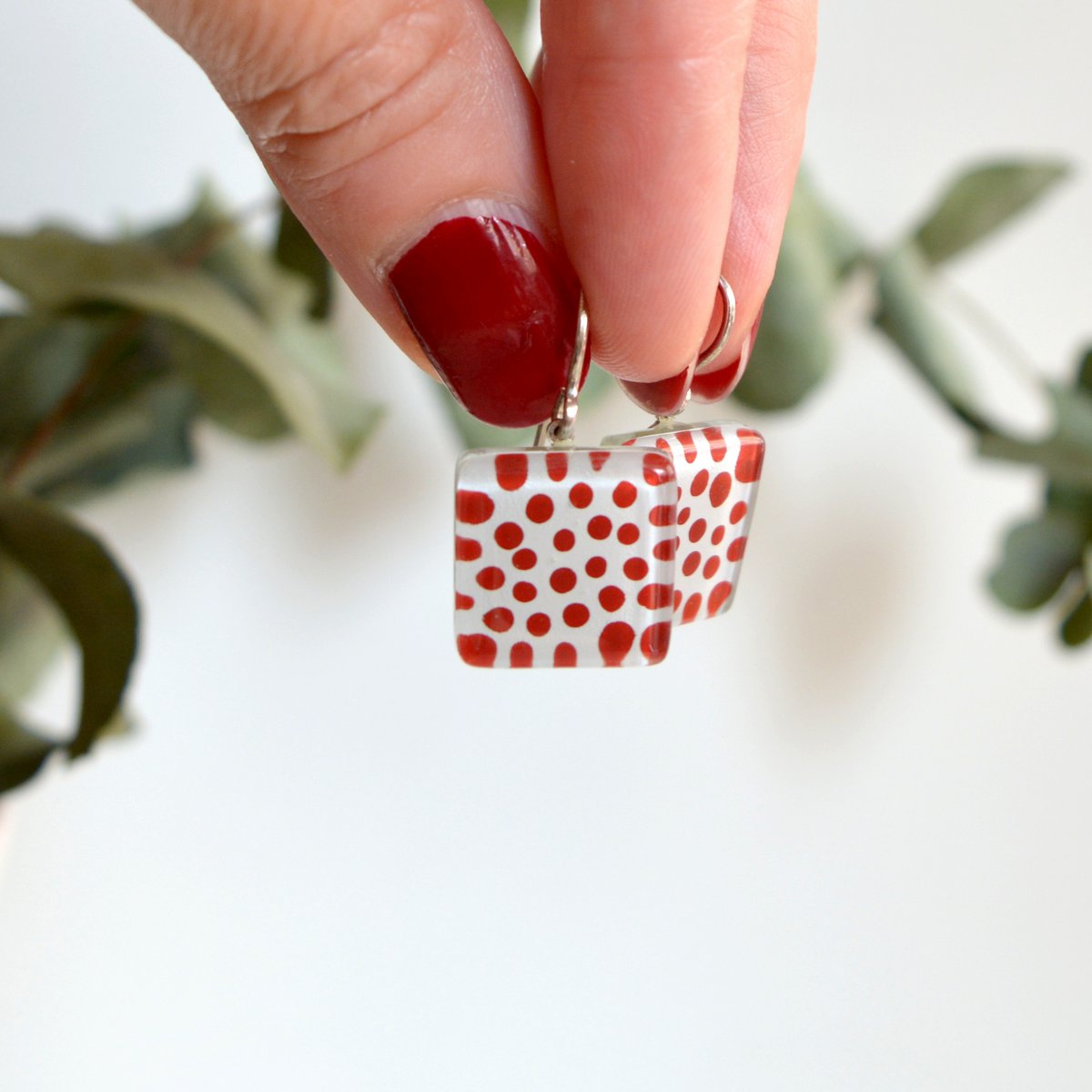 Rote Polka Dot Ohrringe, quadratische Glasfliesen-Ohrhänger mit Sterlingsilber-Haken