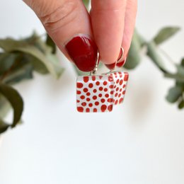 Rote Polka Dot Ohrringe, quadratische Glasfliesen-Ohrhänger mit Sterlingsilber-Haken