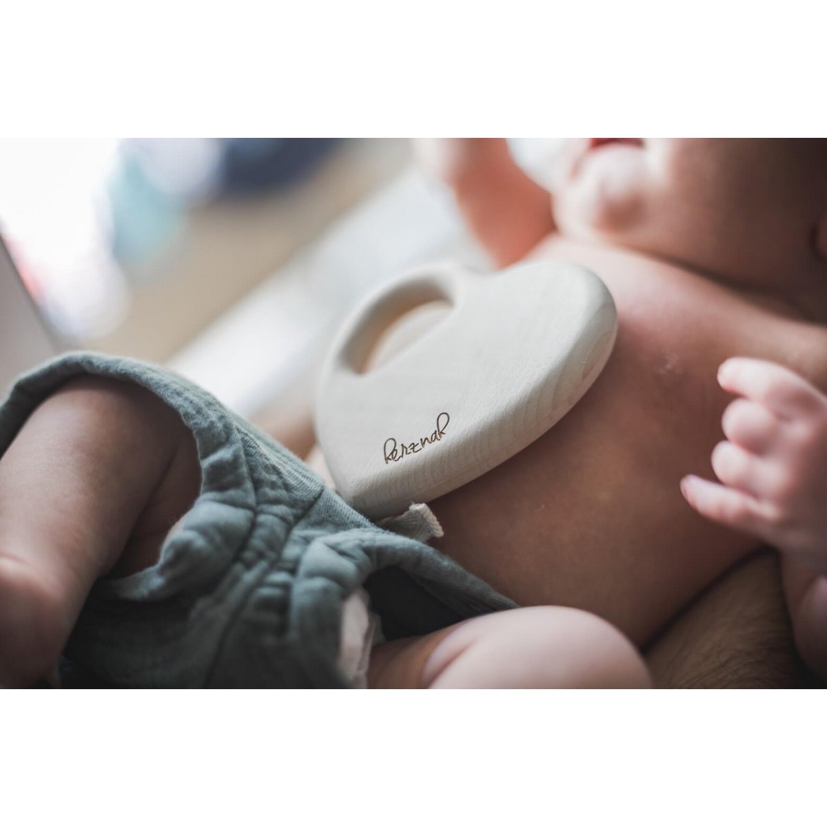 Juguete de agarre con sonajero para bebés “cerca del corazón” | sonajero de madera | Juguetes para bebés hechos con madera regional | sonajero bebe | Juguete sonoro a partir de 1 año | 100% Hecho en Alemania
