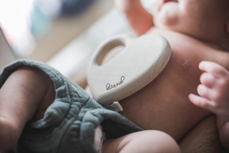 Baby rangle gribe legetøj "tæt på hjertet" | træ rangle | Babylegetøj lavet af egnstræ | baby rangle | Lydlegetøj fra 1 år | 100% lavet i Tyskland