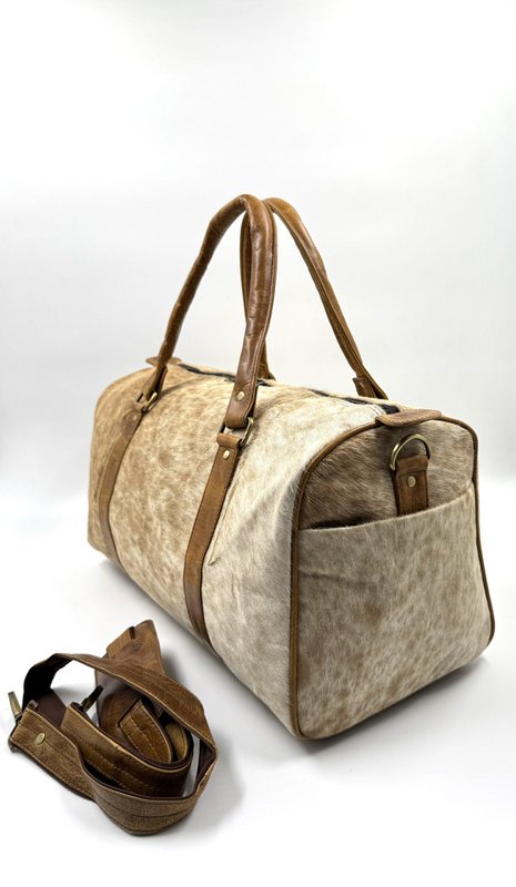Borsa da viaggio in pelle e pelliccia naturale fatta a mano – Borsone artigianale “Apex” da 46 cm e borsa da fine settimana unisex unica
