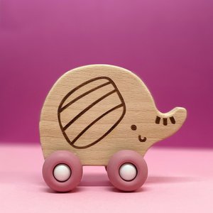 Holzspielzeug und Silikonräder - kleiner Elefant
