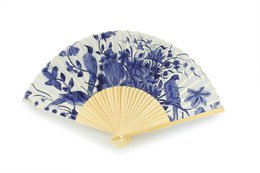 Delft blue floral fan with bamboo frame, available in the Rijksmuseum collection.