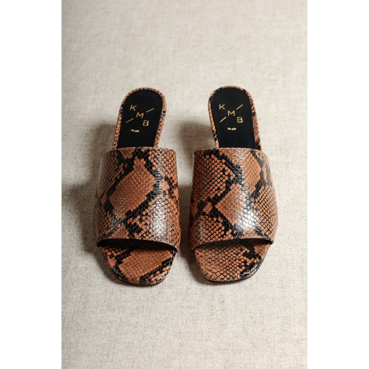 VIVIAN DOVER – Mules aus Leder mit Schlangenprägung und diagonalem Kitten-Heel
