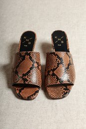 VIVIAN DOVER – Mules aus Leder mit Schlangenprägung und diagonalem Kitten-Heel