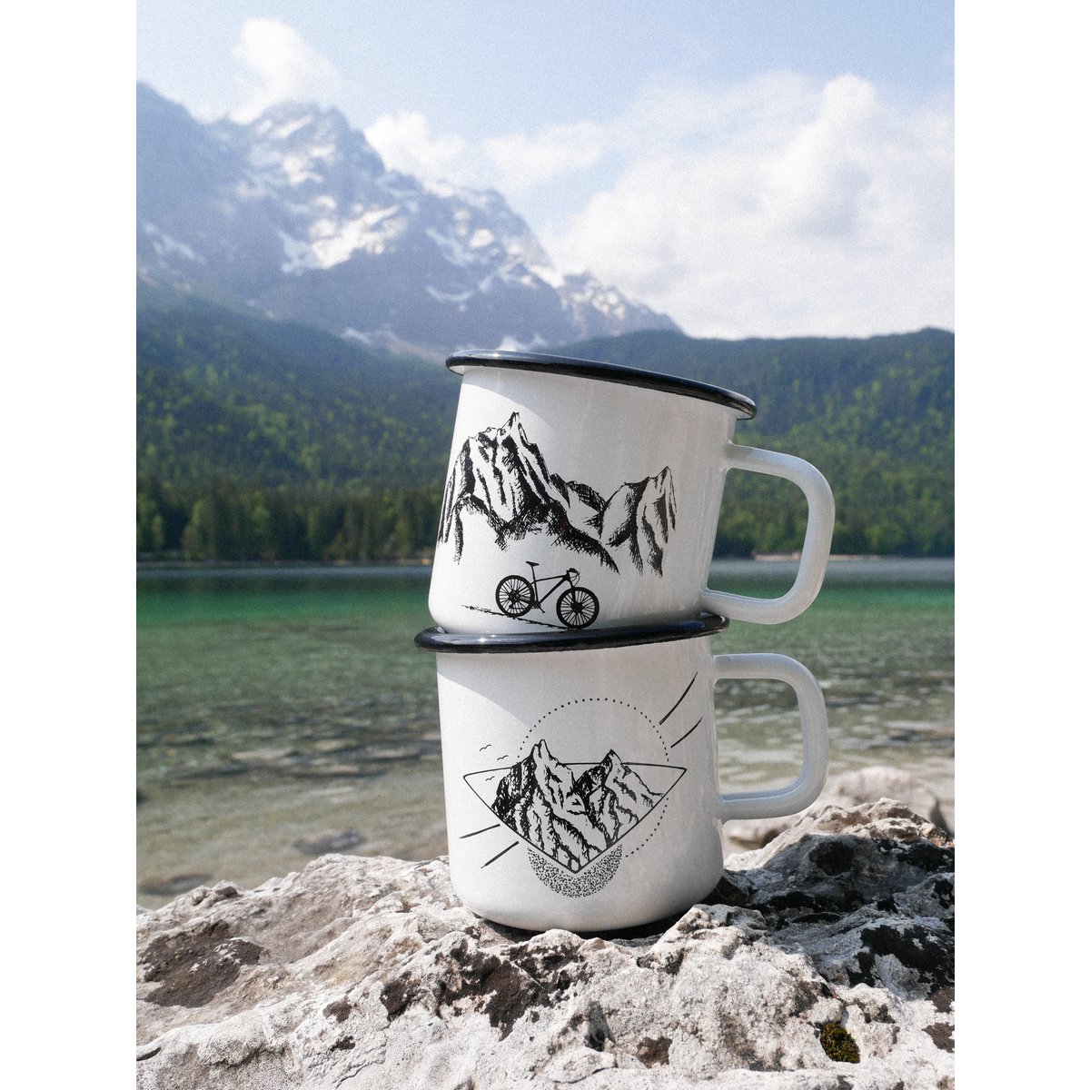 Taza esmaltada montañas y rueda.