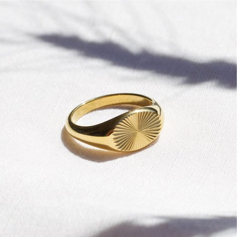 Medaillon – Siegelring aus Sunburst-Gold