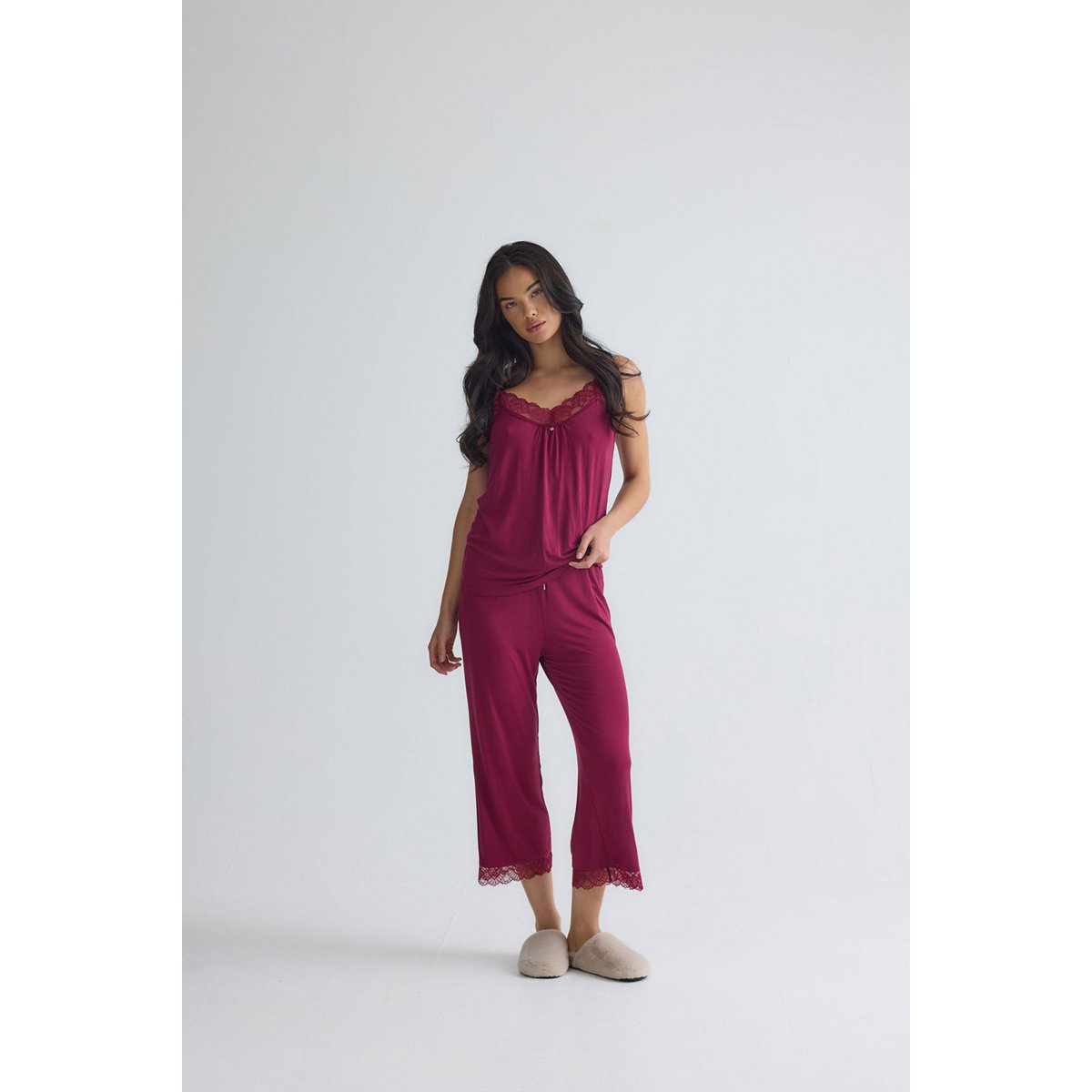 Bamboe kanten cami cropped broekpyjamaset in bordeaux