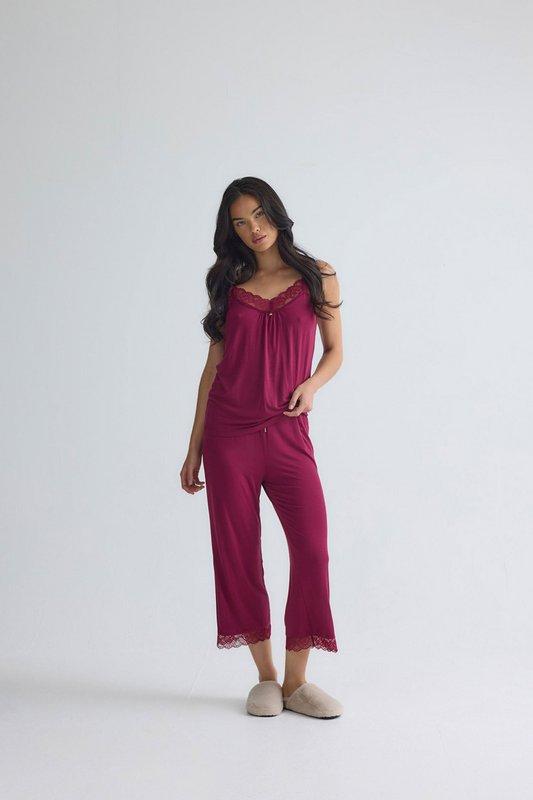 Bamboe kanten cami cropped broekpyjamaset in bordeaux