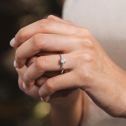 Anello in argento con zirconi bianchi quadrati