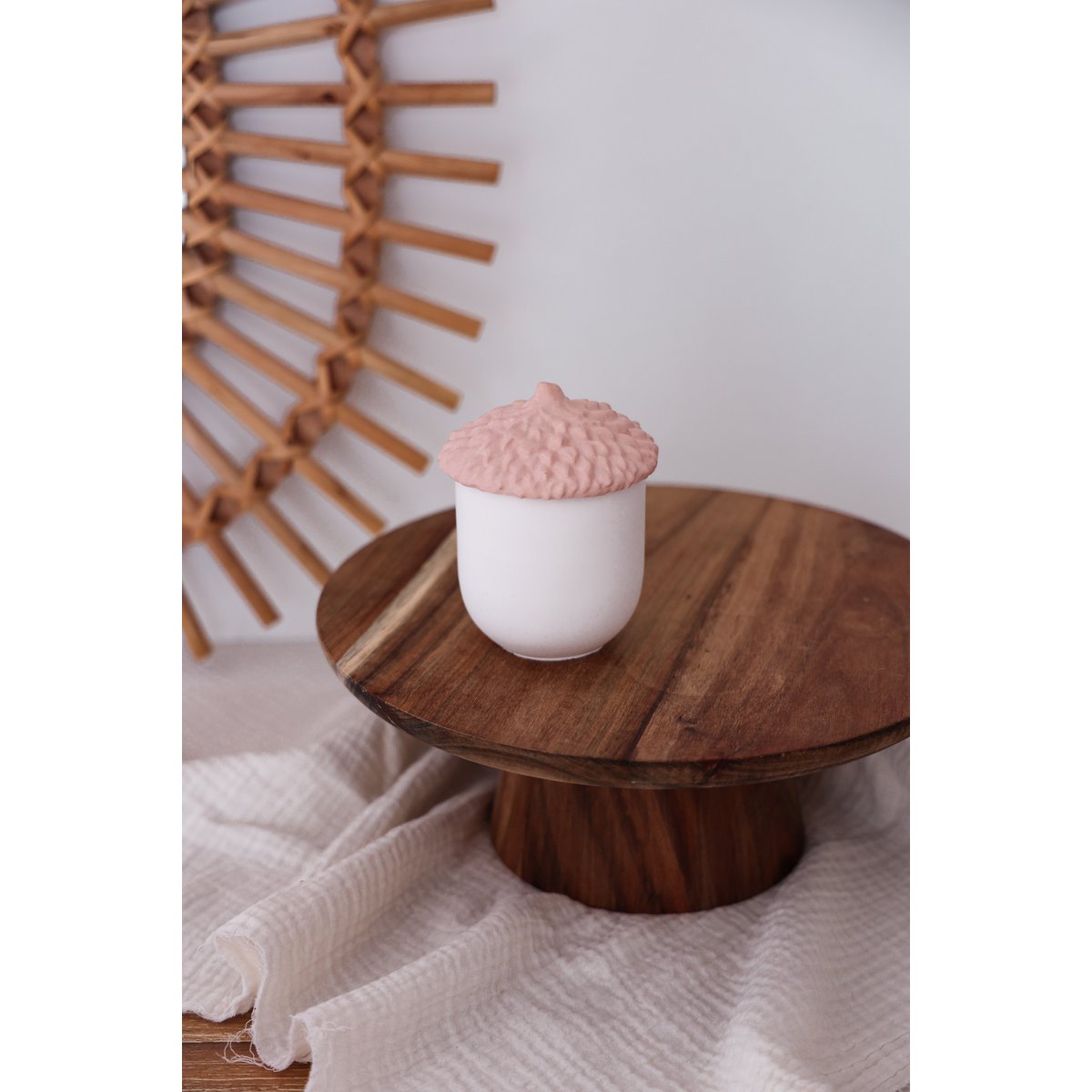 Acorn nut container