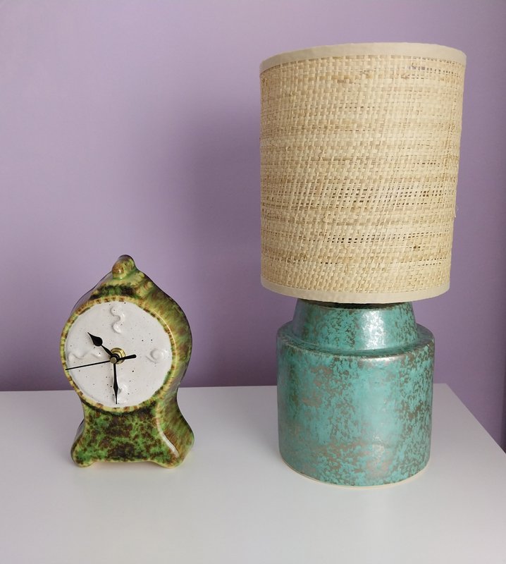 Rundgrøn keramisk bordlampe med metallisk - sølvfarvet/antik gyldne strømme med rafia/rotting trommeskygge. 34 cm meget unikt farvedesign