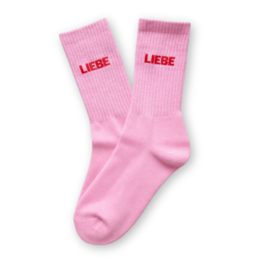 Pink ribbed socks with "LIEBE" text in red. Made of soft, comfortable material.