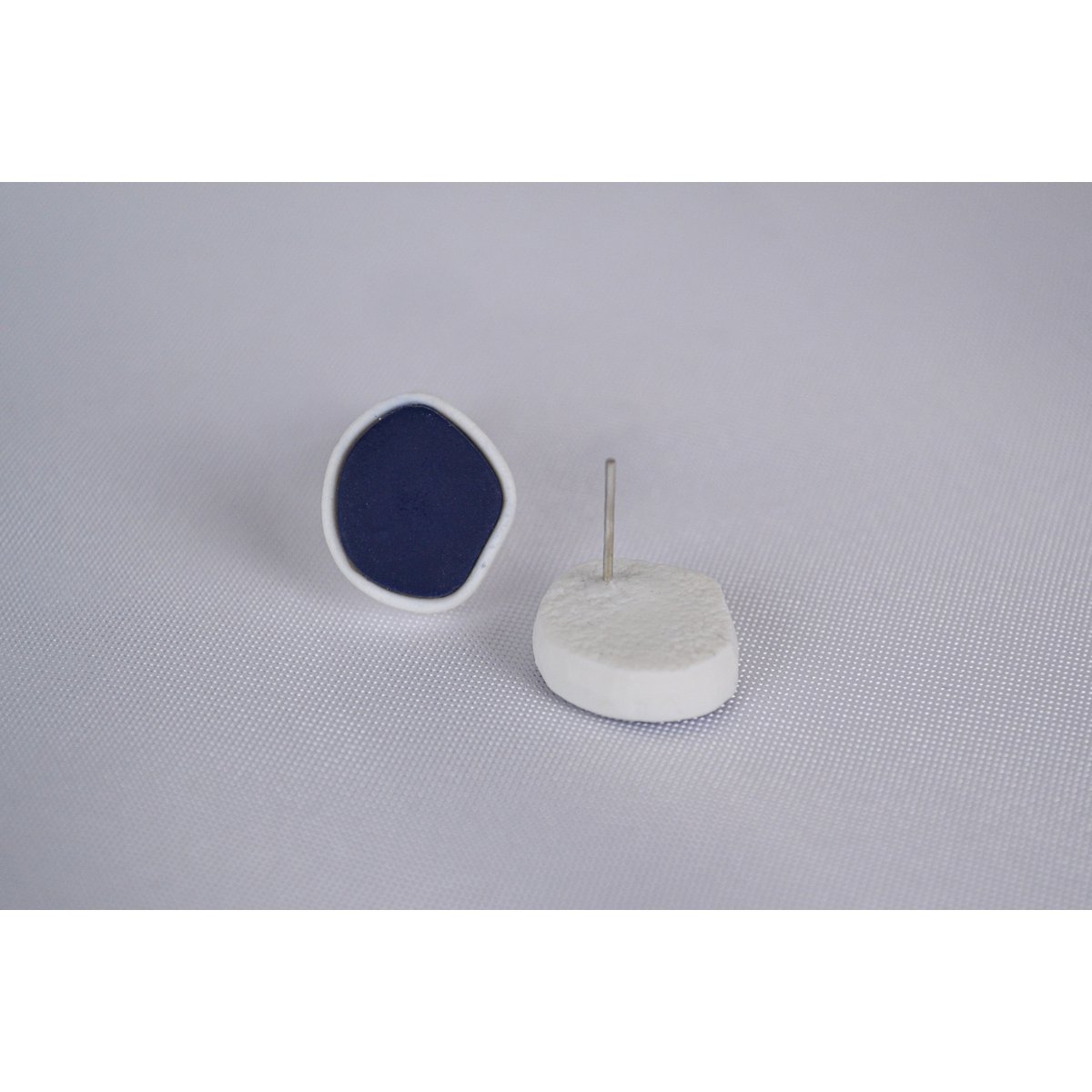 Boucles d'oreilles clous Ella en bleu et blanc