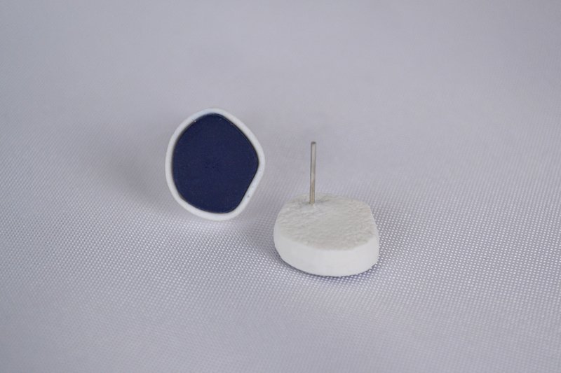 Ella stud earrings in blue & white