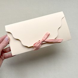 Geschenkverpackung, Gutscheinverpackung, Geldgeschenk, Konzertkarten, Umschlag NUDE mit Wellenschnitt und Naturband (VE = 5 Stück) 