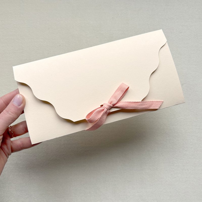 Geschenkverpackung, Gutscheinverpackung, Geldgeschenk, Konzertkarten, Umschlag NUDE mit Wellenschnitt und Naturband (VE = 5 Stück) 