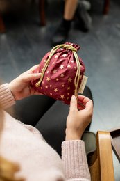 Stoffen Cadeauzakjes Dubbel Trekkoord - Kerstcollectie - Bordeaux Gouden Sterren