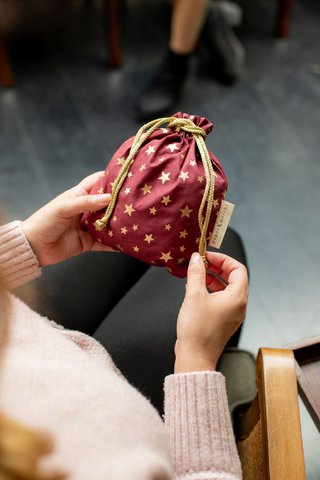 Stoff Geschenktüten Doppelter Kordelzug - Weihnachtskollektion - Burgundy Gold Stars