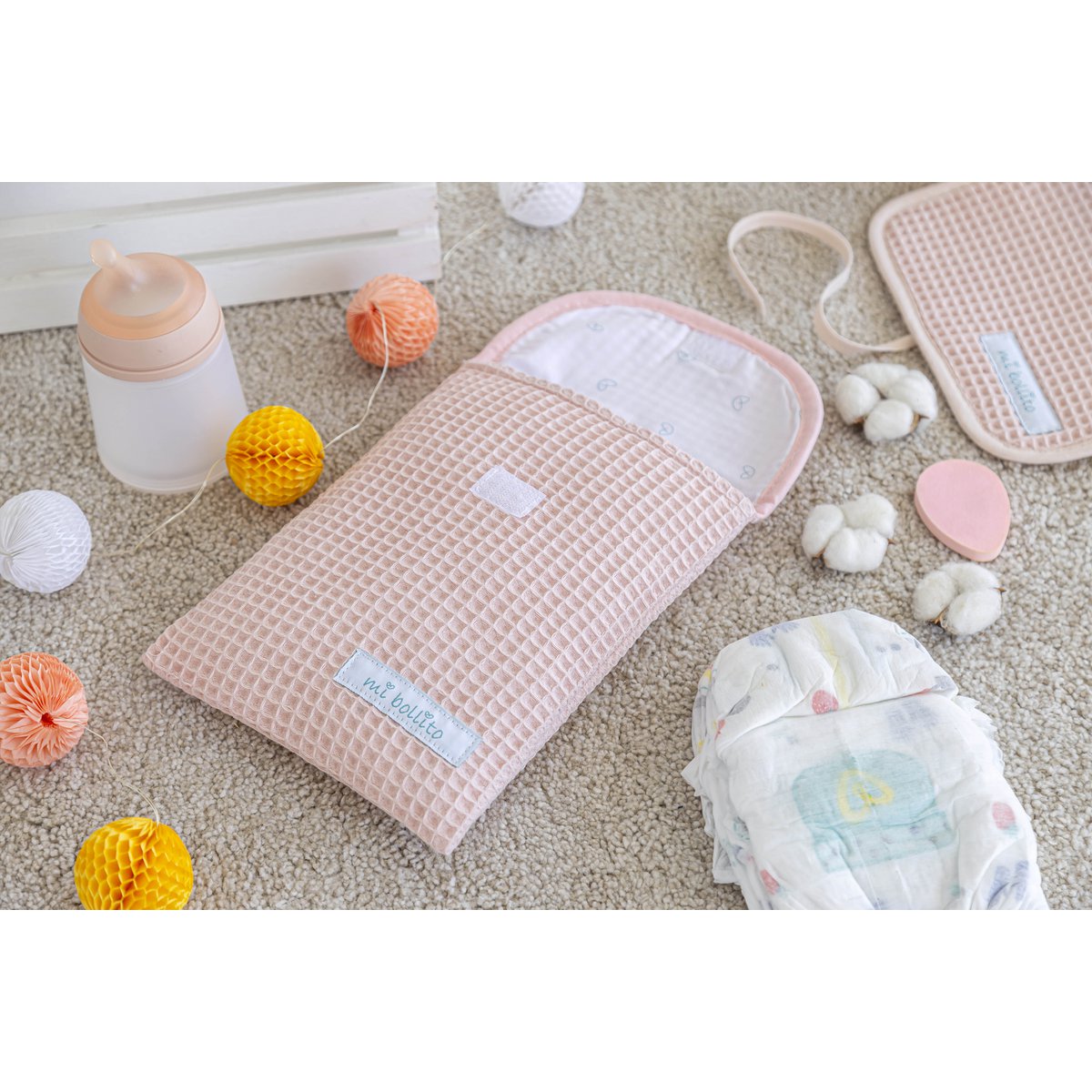 Diaper and baby wipes organizer bag, 100% cotton embossed fabric, quick velcro closure, practical and elegant.