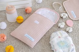 Diaper and baby wipes organizer bag, 100% cotton embossed fabric, quick velcro closure, practical and elegant.