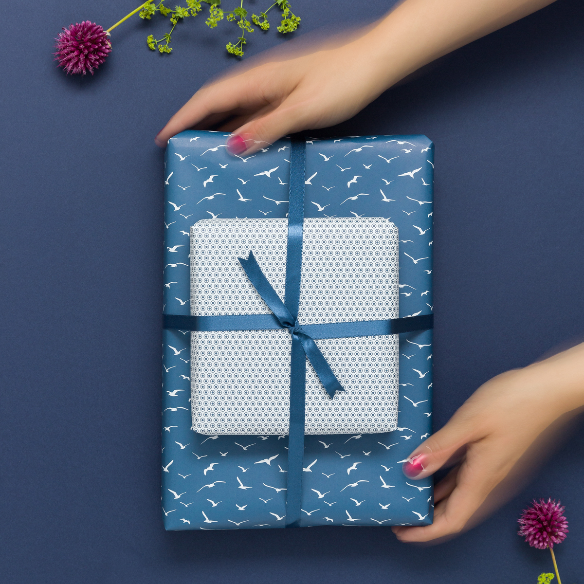 Bird wikkel papier blauw - maritiem inpakpapier met meeuwen, als een geschenkverpakking voor doop, communie of bevestiging