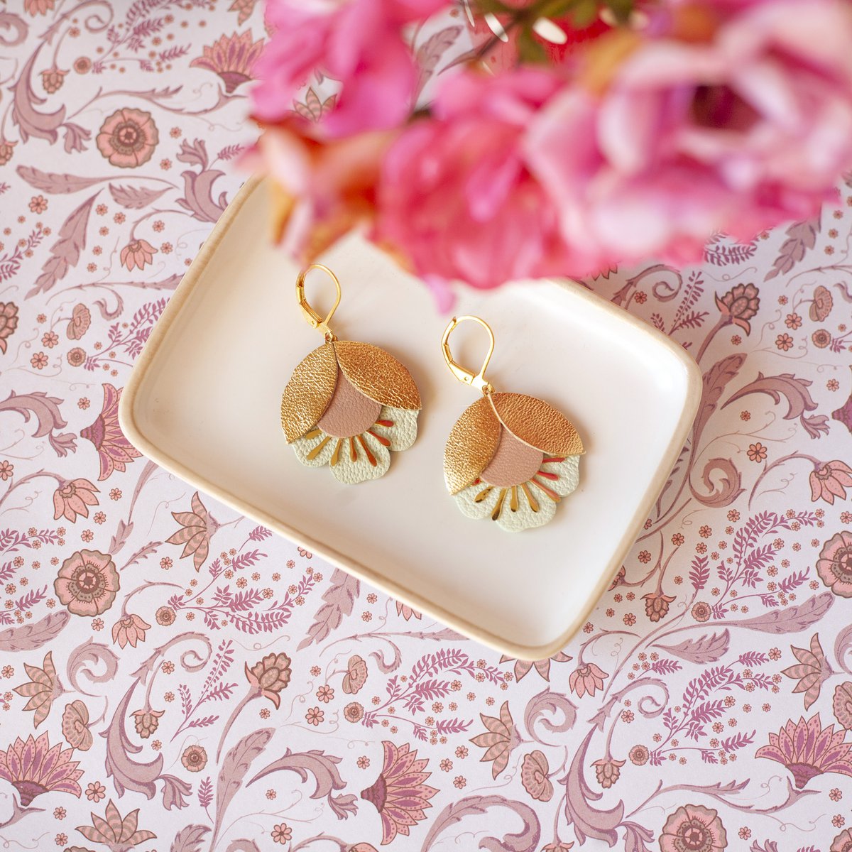 Pendientes flor de cerezo - cuero dorado, rosa y blanco