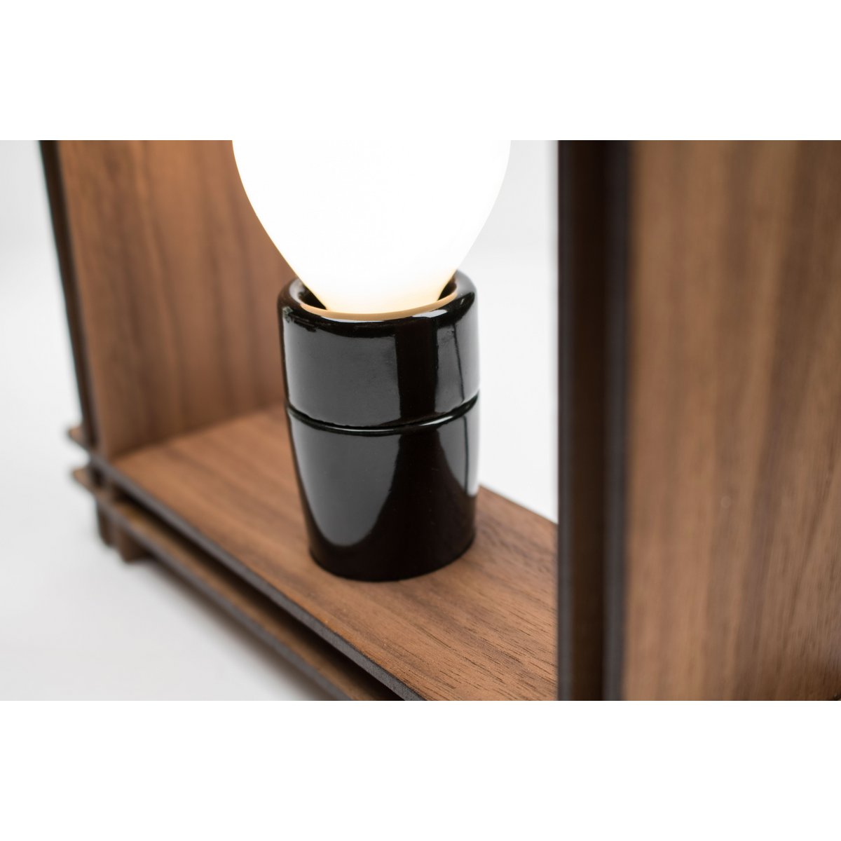 Hashtag LAMP No. 1 quadratisch Walnuss – Minimalistische dimmbare Tischlampe – Weihnachtsgeschenk