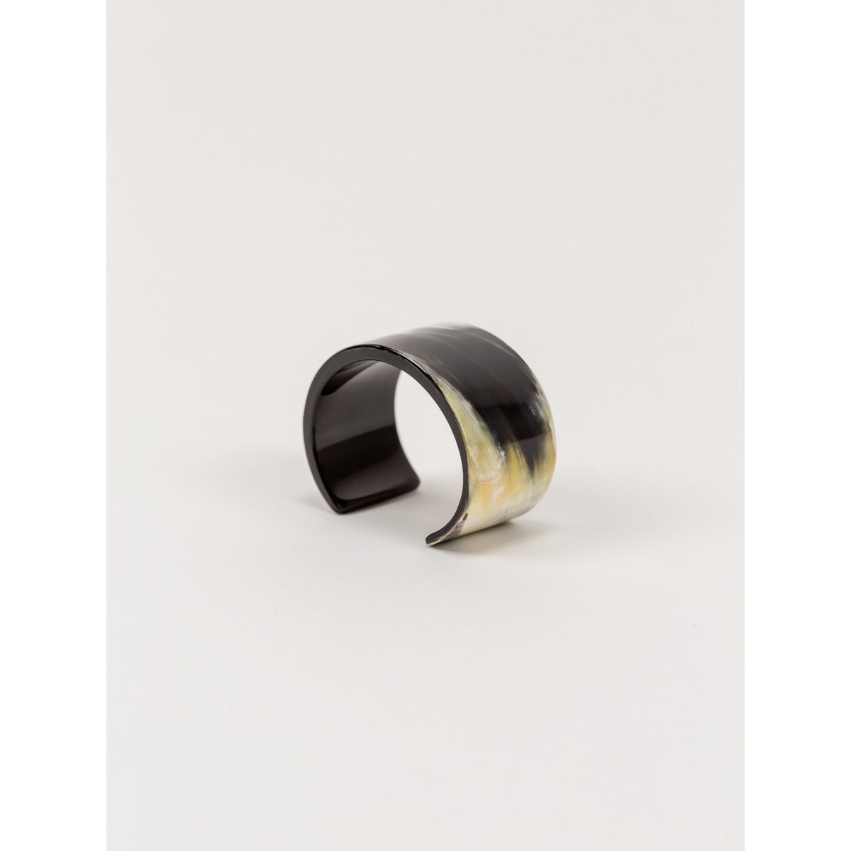 Bobine de bracelet ouvert en corne noire en taille L