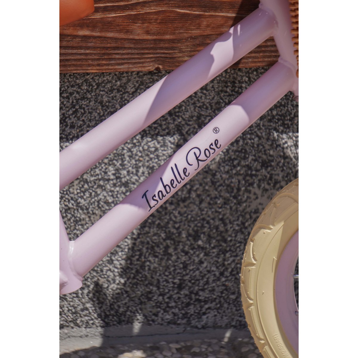Bicicleta sin pedales en color rosa pastel con cesta de mimbre Isabelle Rose