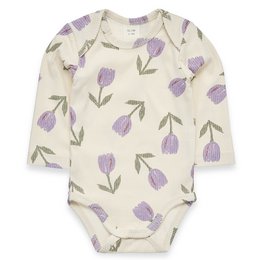 Langarm Body - Drop Needle beige, a baby romper in a beige color with a floral print featuring purple tulips and green leaves. The romper is available in sizes 50/56, 62/68, 74/80, and 86/92.