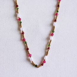 Perlehalskæde med perler og facetter - grøn/fuchsia/rød