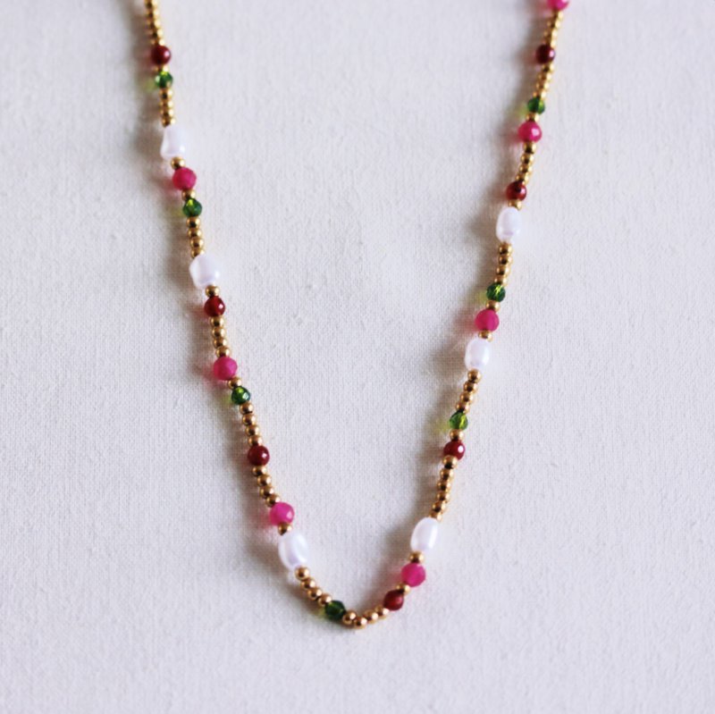 Perlehalskæde med perler og facetter - grøn/fuchsia/rød