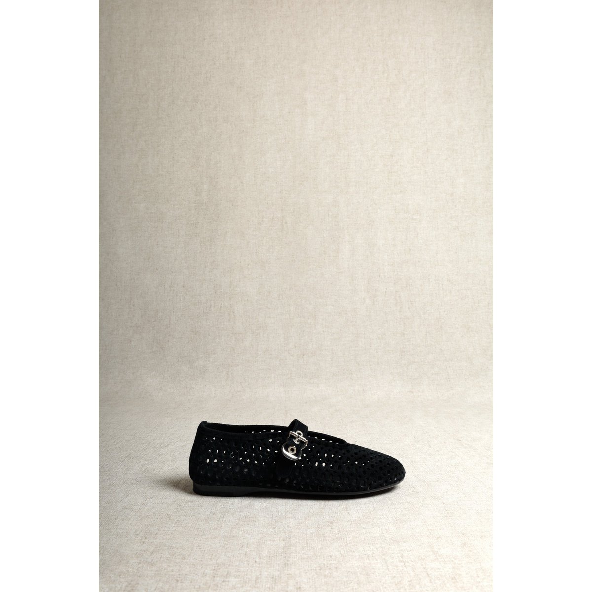 CARROLL BLACK SUEDE – Ballerinas aus perforiertem Wildleder mit Schnalle