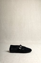 CARROLL BLACK SUEDE – Ballerinas aus perforiertem Wildleder mit Schnalle