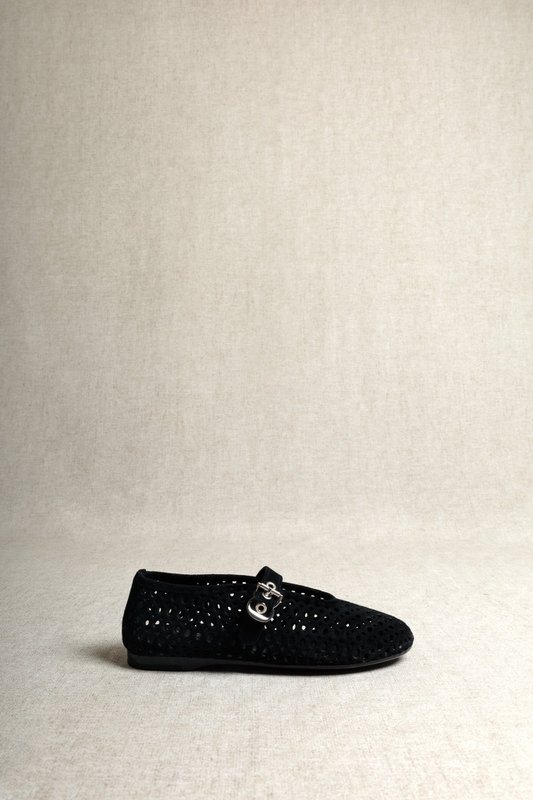 CARROLL BLACK SUEDE – Ballerinas aus perforiertem Wildleder mit Schnalle