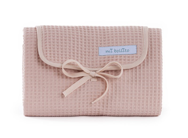 Portable, foldable and waterproof baby changing mat. 100% waffle cotton fabric. Easy to store in the mother's bag. Ideal for a newborn gift.