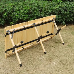 Klappbarer Holztisch zum Camping