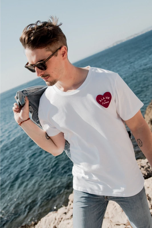 T-shirt patch coeur brodé