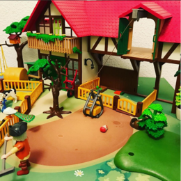 Tapis de jeu - paysage herbeux avec de la boue
