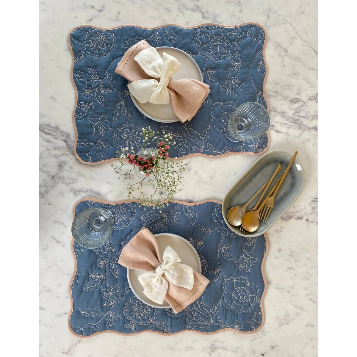 Tafelmat | Rosabelle Chintz Azure Scallop Matten-Set van 2 van Sanctuary Living