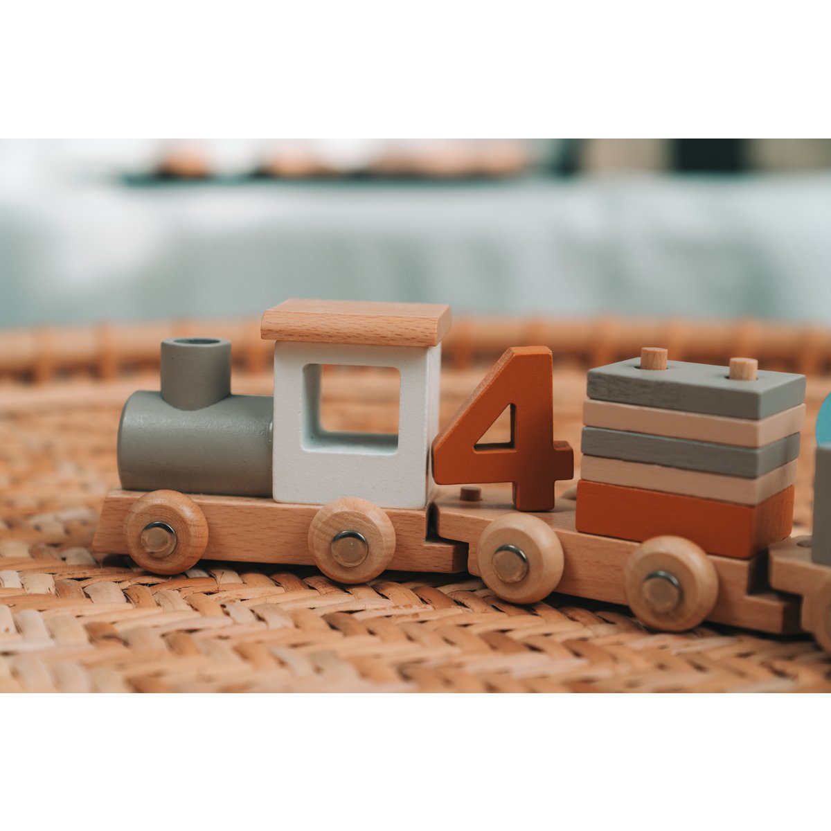 KIAN Family: Wooden locomotive with building blocks