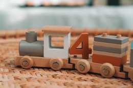 KIAN Family: Wooden locomotive with building blocks
